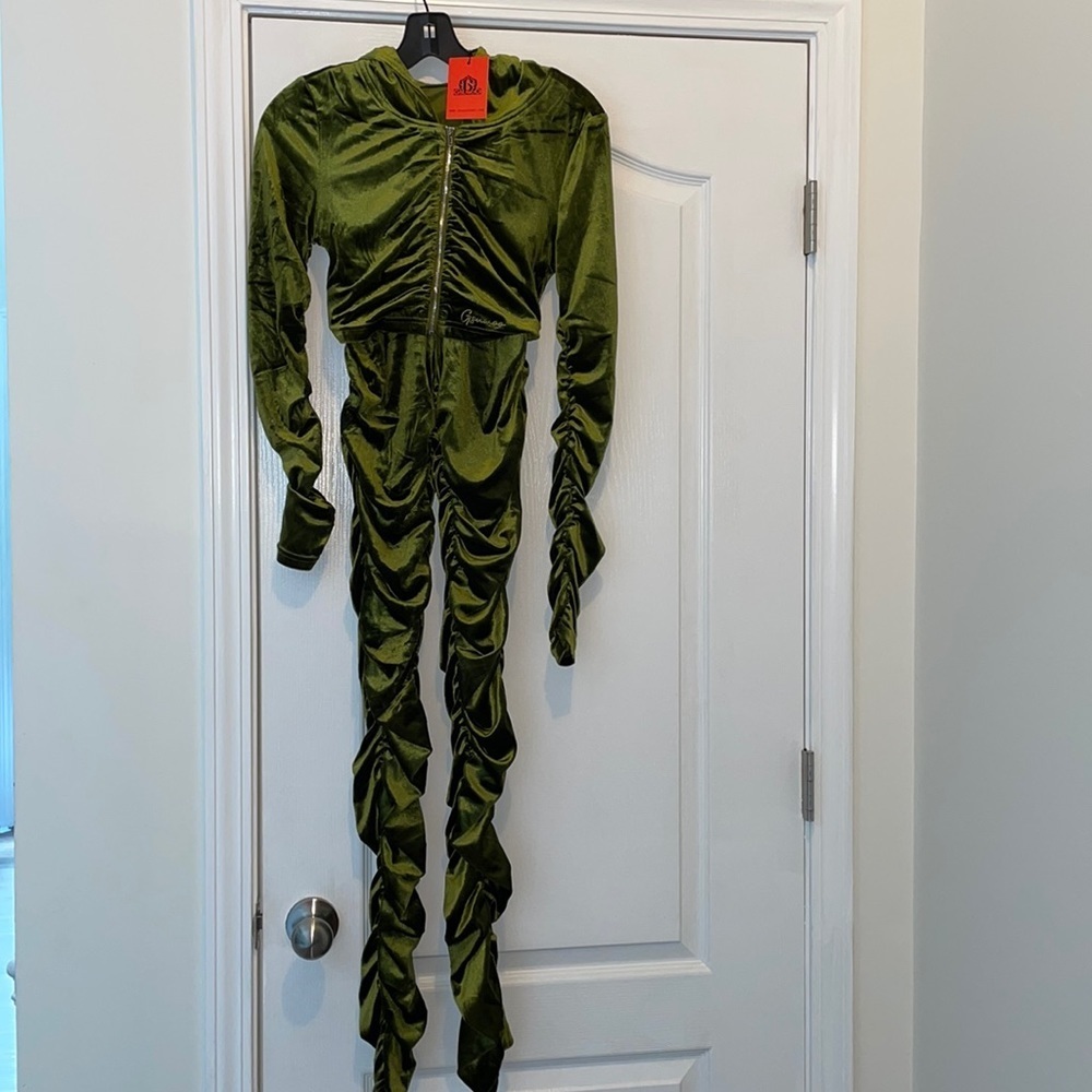 NWT Gsuwoo 2 piece velour suit size - M
